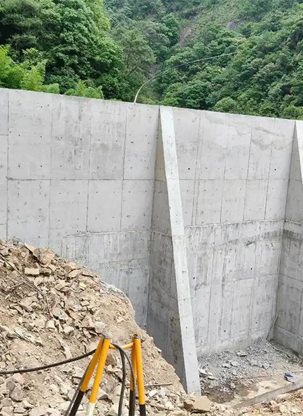 新乡卫滨区重力式挡土墙