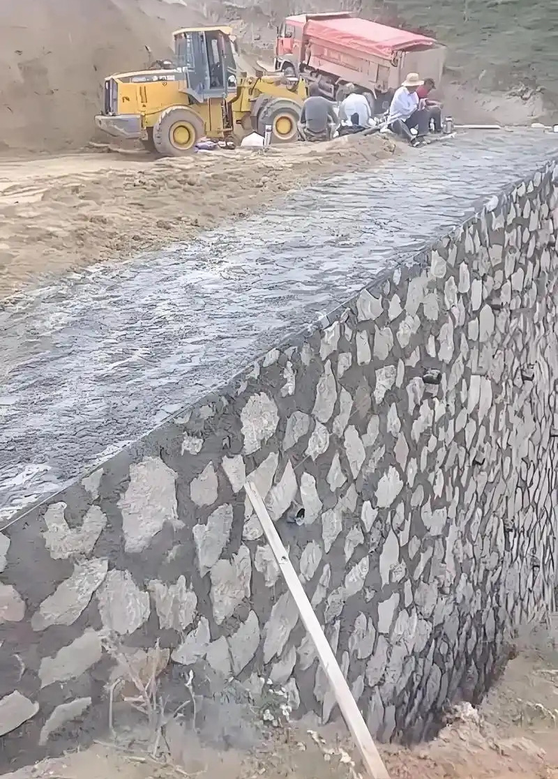 新乡卫滨区边坡加固